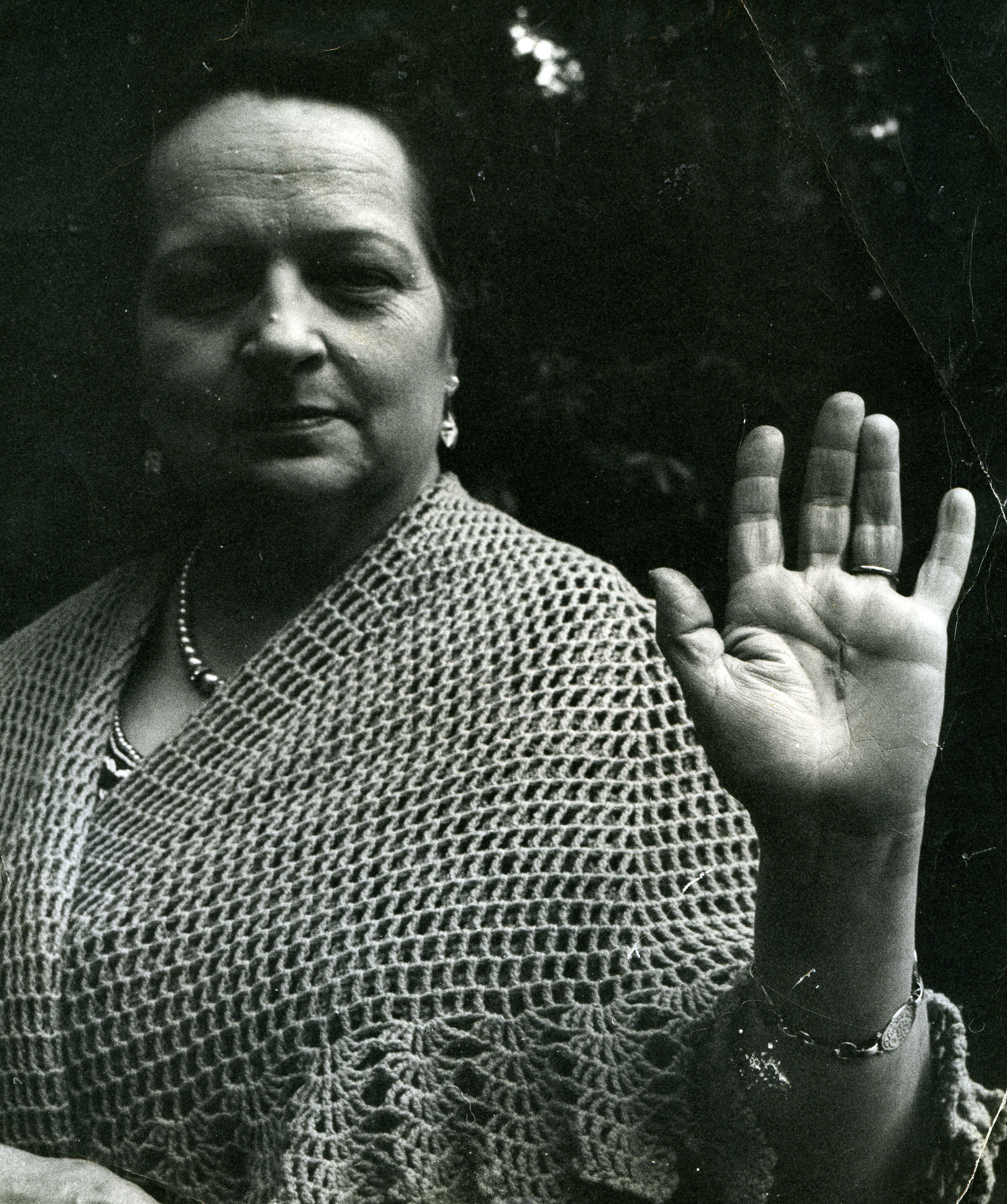 Cora shows her stigmata